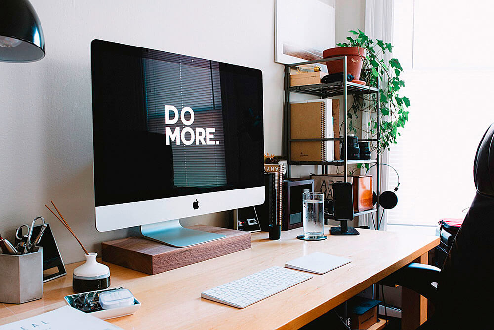 大型モニタのあるパソコンの作業場風景