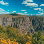 青空の山岳台地の風景