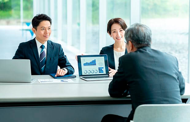データを示してのコンサルティング風景